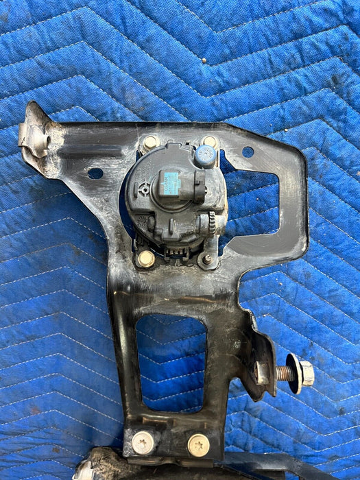 2016 NISSAN TITAN XD INNER FRONT RIGHT PASSENGER BUMPER BRACKET W/ FOGLIGHT OEM