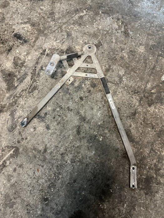 2020 BMW M4 REAR RIGHT SUSPENSION BRACKET OEM 67228464607