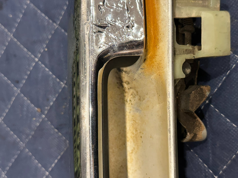 2017-2019 FORD F250 F350 FRONT RIGHT DOOR HANDLE TRI COAT (UG) OEM *BURN DAMAGE*