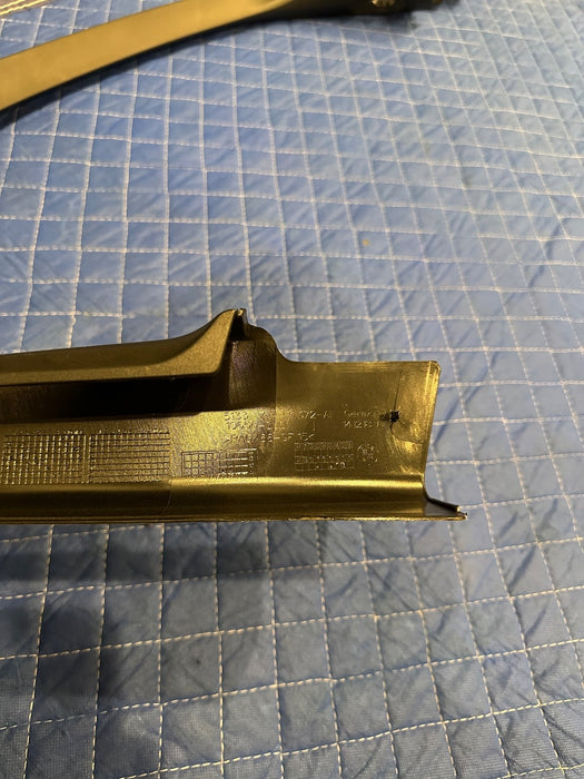 2024 BMW M3 M4 G80 G82 FRONT RIGHT DOOR FRAME MOLDING W SPEAKER OEM 51337447172