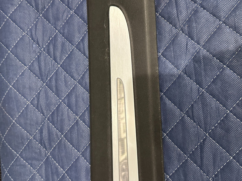 2014 AUDI R8 FRONT PASSENGER RIGHT ILLUMINATED KICK SCUFF SILL PLATE 420 853 372