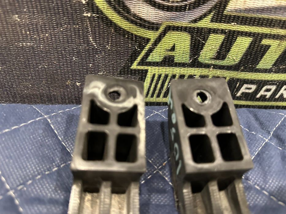 2021 AUDI R8 LEFT RIGHT UNDERRUN BRACKETS PAIR 4S0 825 841