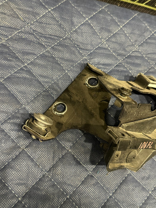 2014 AUDI R8 SPYDER FRONT DRIVER LEFT BRACKET PIECE OEM 420 807 183 A