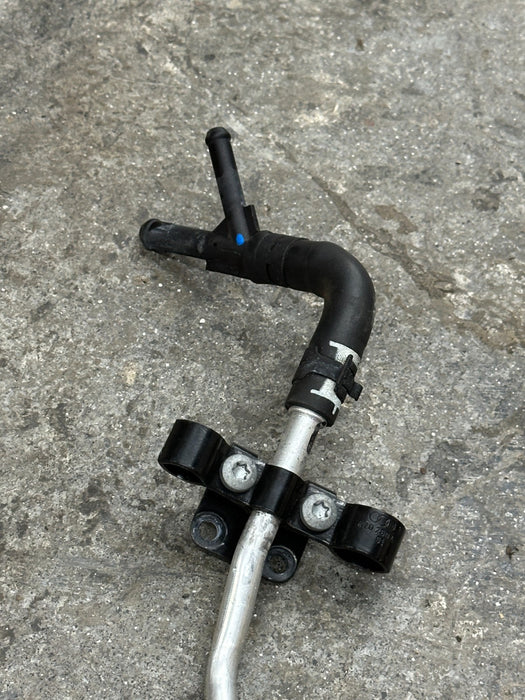 2014 AUDI R8 5.2L V10 CENTER VENT TUBE BREATHER LINE 420 121 465 A