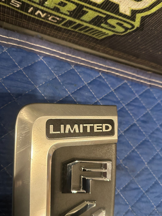 2017-2019 FORD F450 LIMITED FRONT LEFT FENDER EMBLEM BADGE OEM *SCUFFS 3-4*