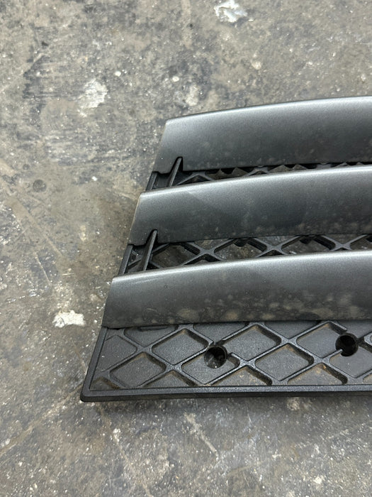 2014 AUDI R8 REAR RIGHT BUMPER GRILLE AIR VENT OEM ~BROKEN TAB~ 420 807 698