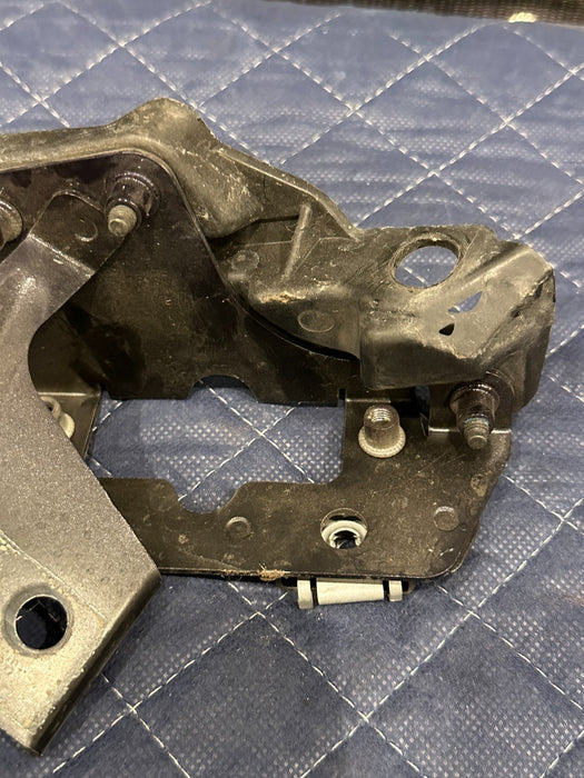 2014 AUDI R8 SPYDER FRONT DRIVER LEFT BRACKET PIECE OEM 420 807 183 A