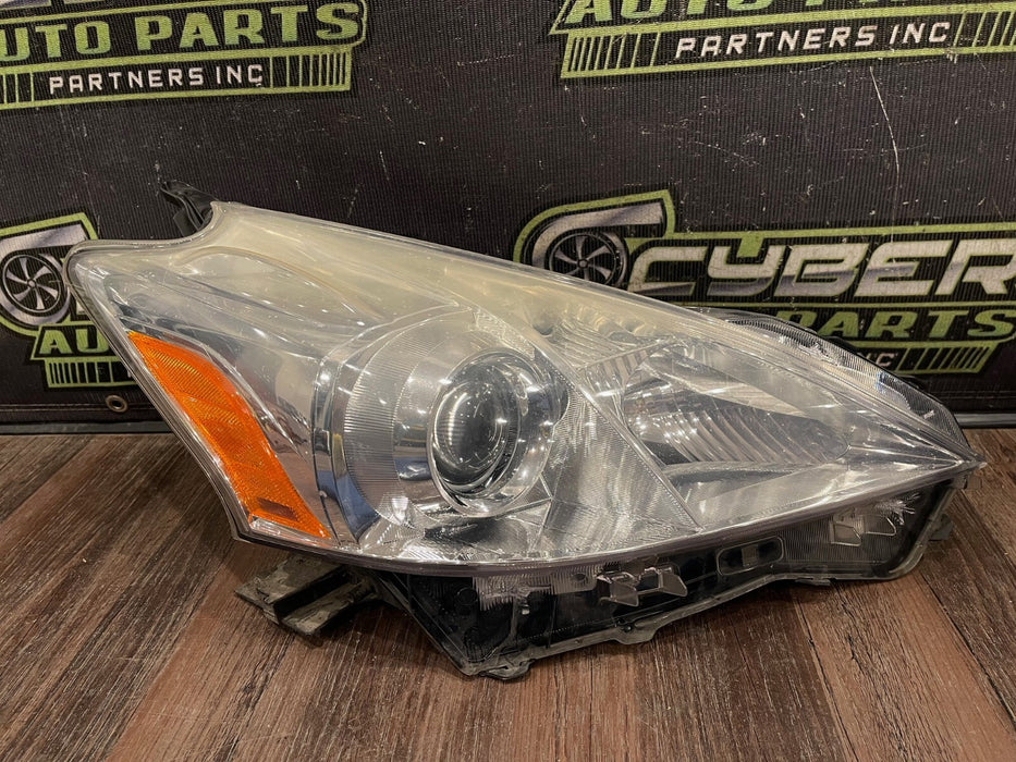 2014 TOYOTA PRIUS V PASSENGER RIGHT HEADLIGHT OEM *SUN DAMAGE/YELLOWING* (READ!)