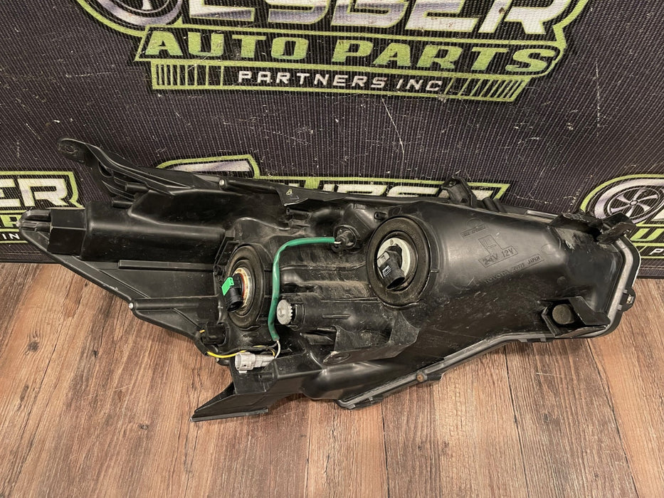 2014 TOYOTA PRIUS V DRIVER LEFT HEADLIGHT OEM *SUN DAMAGE/YELLOWING* (READ!)