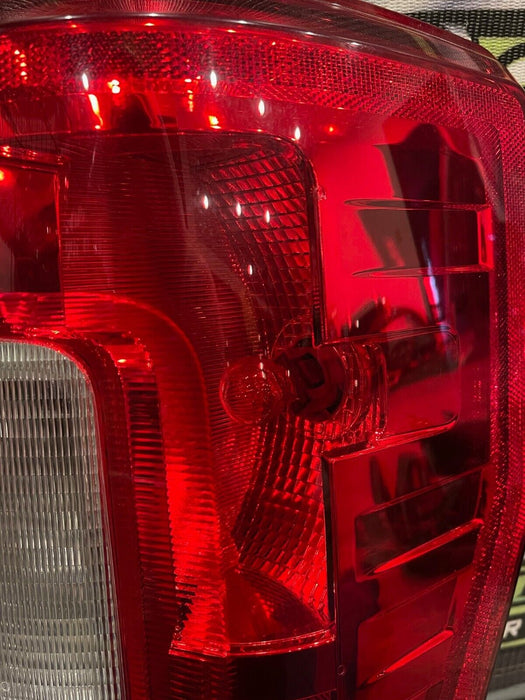 2017-2021 FORD F250 F350 PASSENGER RIGHT HALOGEN TAILIGHT OEM *READ DESCRIPTION*