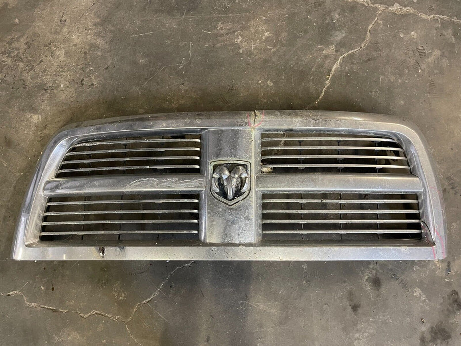 2012 DODGE RAM 3500 MEGA CAB FRONT GRILLE OEM *DAMAGED & CRACKED*