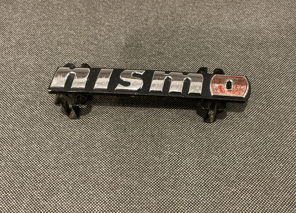 2018 NISSAN 370Z NISMO FRONT BUMPER NISMO BADGE EMBLEM W/ CLIP GENUINE OEM *READ