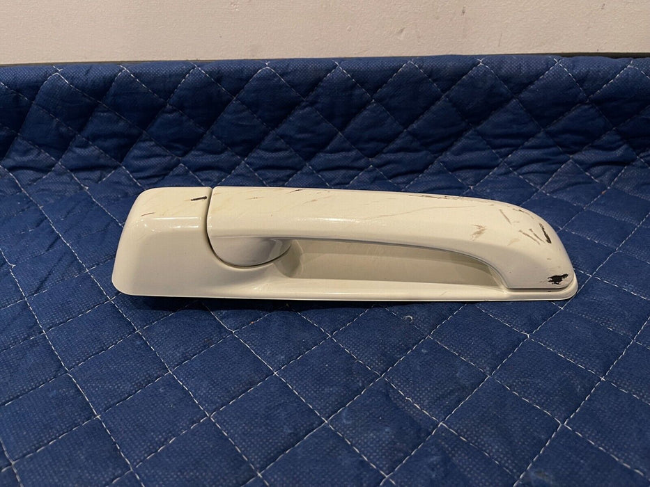 2017 DODGE RAM 2500 FRONT PASSENGER RIGHT WHITE DOOR HANDLE OEM *DAMAGED*