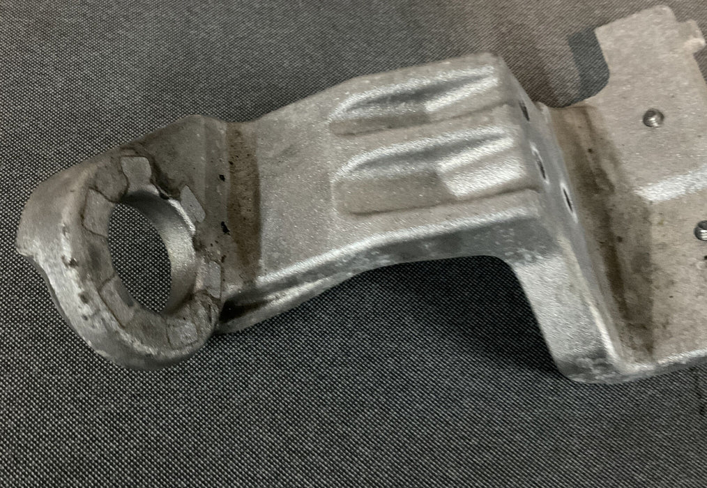 2019 MERCEDES E63S AMG FRONT LEFT LOWER RADIATOR BRACKET MOUNT A2135052100