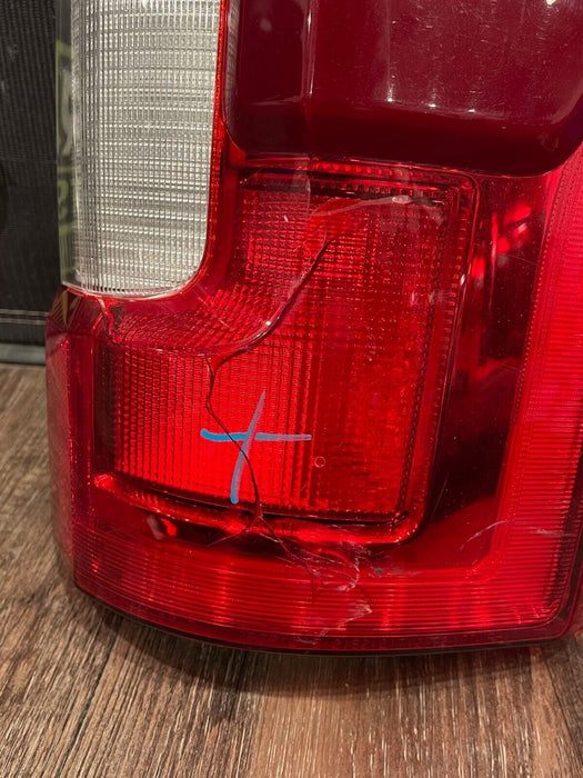 2017 2018 2019 FORD F250 F350 F450 PASSENGER RIGHT TAILIGHT OEM *CRACKED* (READ)