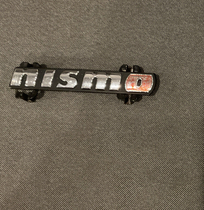 2018 NISSAN 370Z NISMO FRONT BUMPER NISMO BADGE EMBLEM W/ CLIP GENUINE OEM *READ